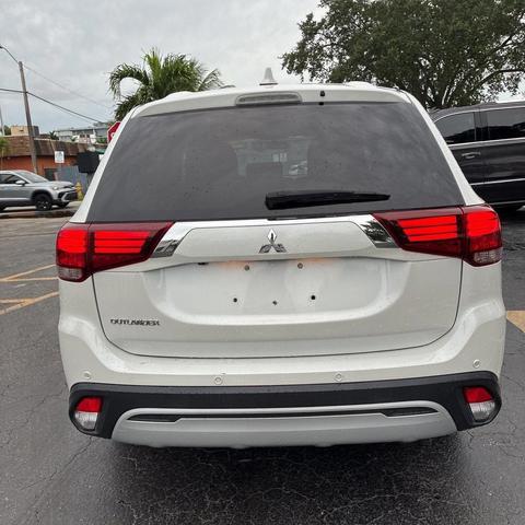 Photo of 2020 Pearl White Mitsubishi Outlander