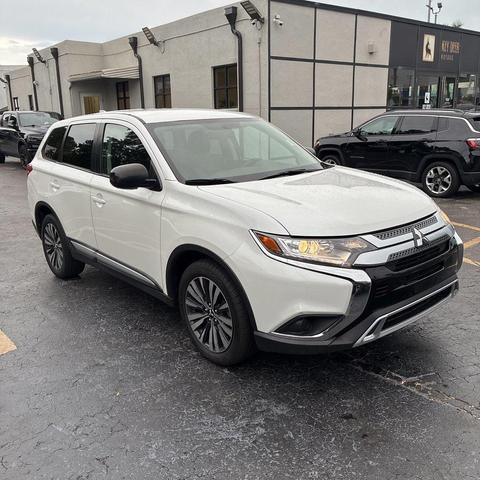 Photo of 2020 Pearl White Mitsubishi Outlander