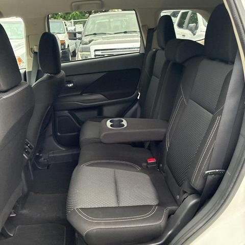 Photo of 2020 Pearl White Mitsubishi Outlander