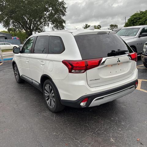 Photo of 2020 Pearl White Mitsubishi Outlander