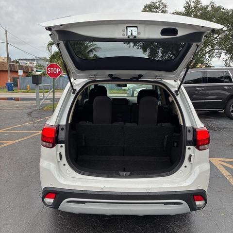 Photo of 2020 Pearl White Mitsubishi Outlander