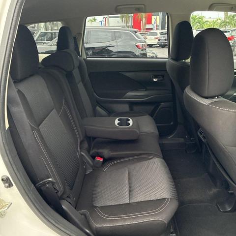 Photo of 2020 Pearl White Mitsubishi Outlander