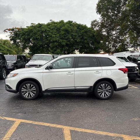 Photo of 2020 Pearl White Mitsubishi Outlander