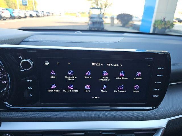 Photo of 2023 Glacial White Pearl Kia K5
