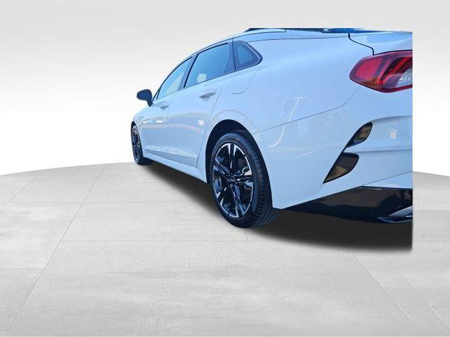 Photo of 2023 Glacial White Pearl Kia K5
