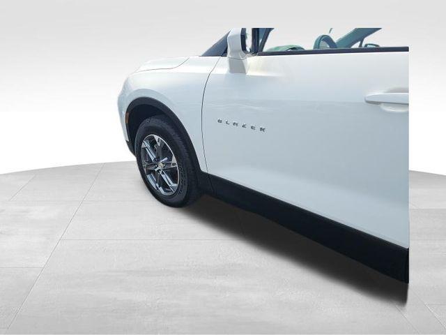 Photo of 2023 Summit White Chevrolet Blazer