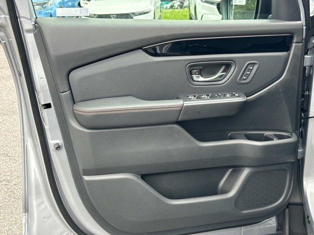 Photo of 2025 Lunar Silver Metallic Honda Pilot