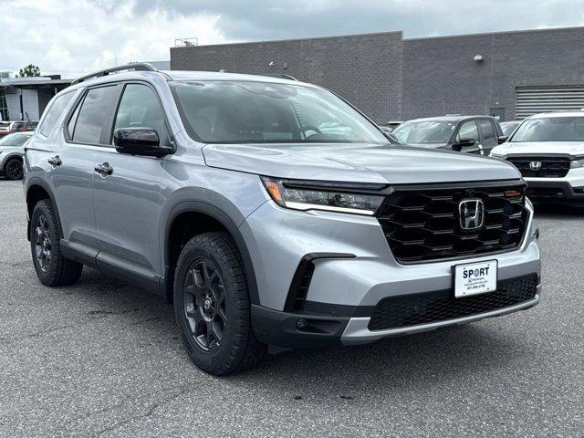 Photo of 2025 Lunar Silver Metallic Honda Pilot