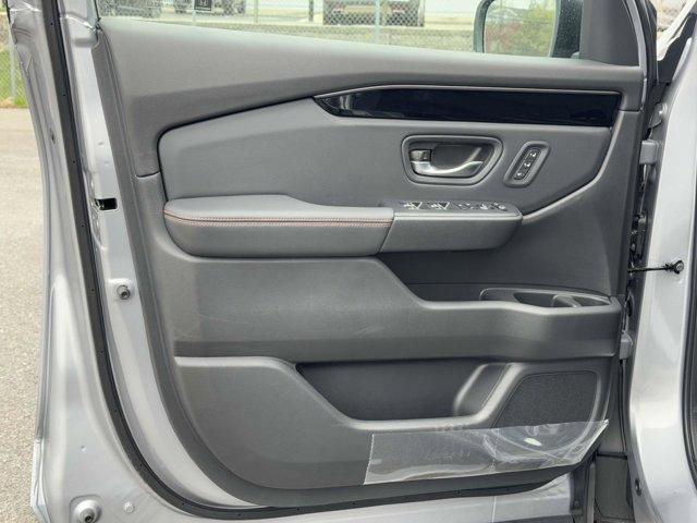 Photo of 2025 Silver Honda Pilot