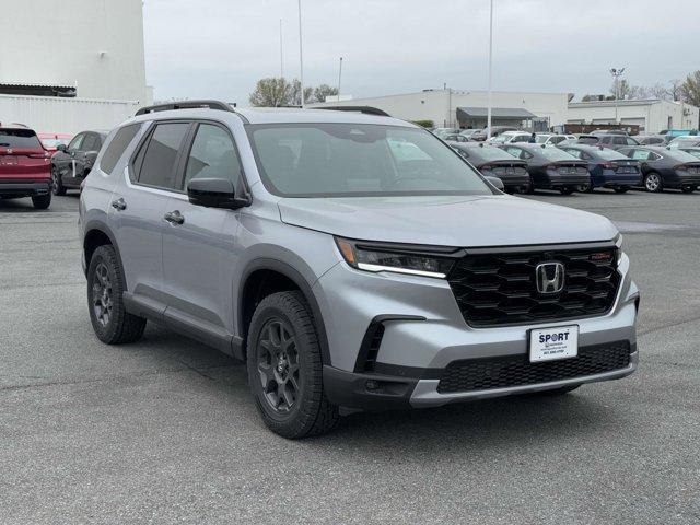 Photo of 2025 Silver Honda Pilot