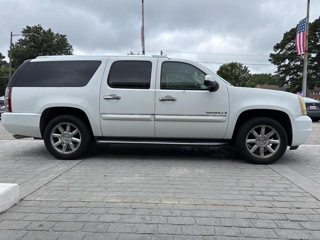 Photo of 2007 Summit White GMC Yukon XL