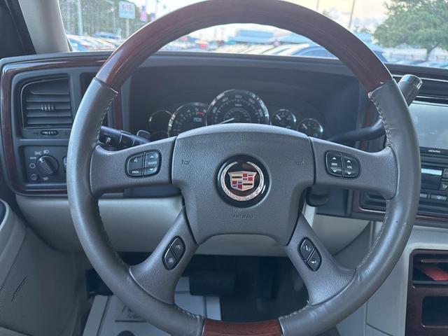 Photo of 2006 Diamond White Cadillac Escalade EXT
