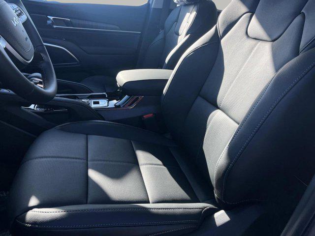 Photo of 2025 Glacial White Pearl Kia Telluride