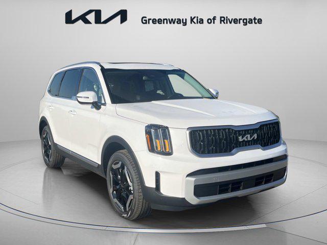 Photo of 2025 Glacial White Pearl Kia Telluride