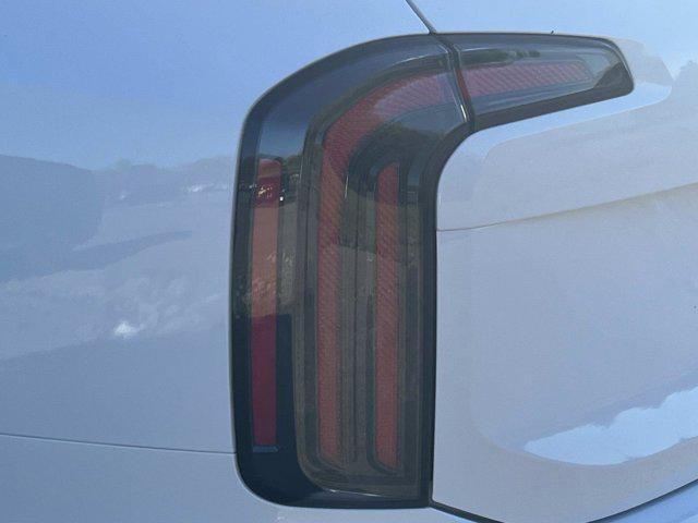 Photo of 2025 Glacial White Pearl Kia Telluride