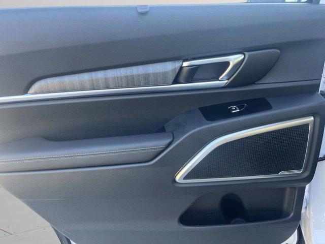 Photo of 2025 Glacial White Pearl Kia Telluride