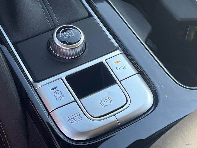 Photo of 2025 Glacial White Pearl Kia Telluride