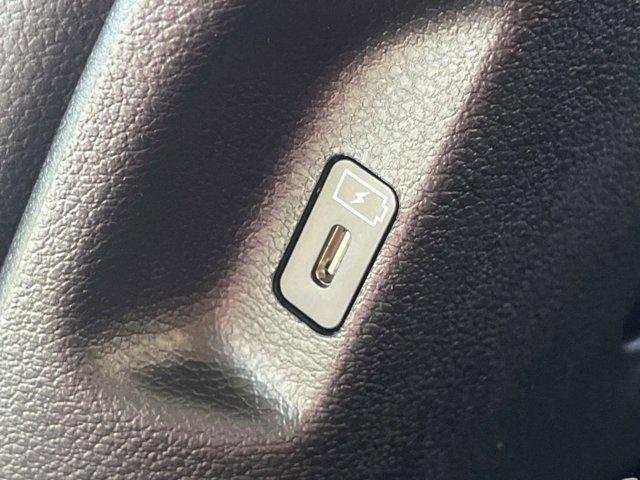 Photo of 2025 Glacial White Pearl Kia Telluride