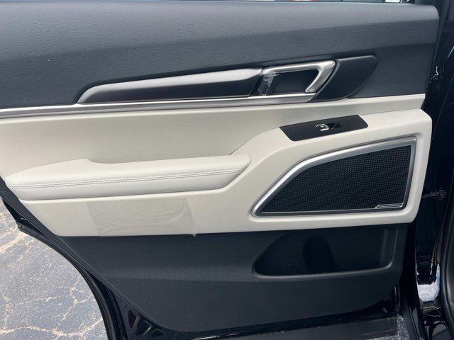 Photo of 2025 Ebony Black Kia Telluride