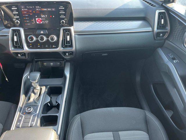 Photo of 2023 Glacial White Pearl Kia Sorento
