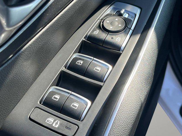 Photo of 2023 Glacial White Pearl Kia Sorento