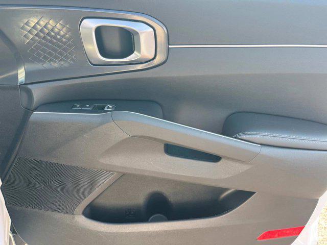 Photo of 2023 Glacial White Pearl Kia Sorento