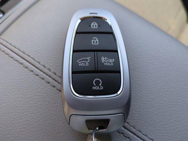 Photo of 2024 White Pearl Hyundai TUCSON