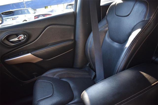 Photo of 2018 Hydro Blue Pearlcoat Jeep Cherokee