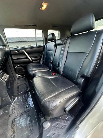 Photo of 2012 Classic Silver Metallic Toyota Highlander