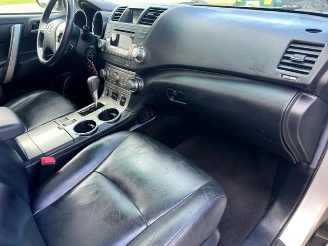 Photo of 2012 Classic Silver Metallic Toyota Highlander