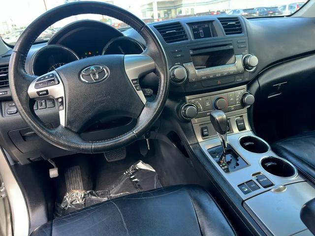 Photo of 2012 Classic Silver Metallic Toyota Highlander