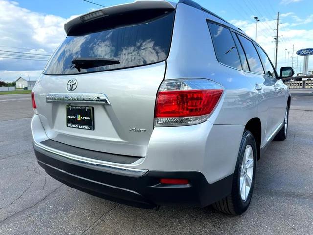 Photo of 2012 Classic Silver Metallic Toyota Highlander