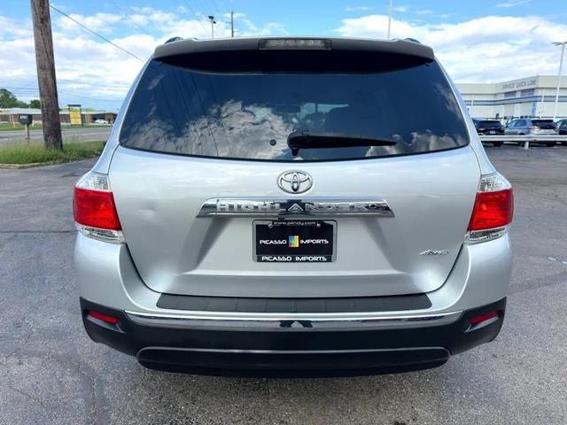 Photo of 2012 Classic Silver Metallic Toyota Highlander