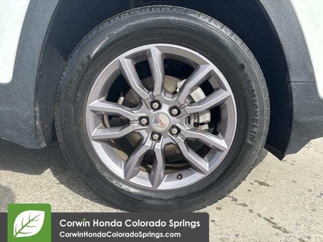 Photo of 2023 Summit White GMC Terrain