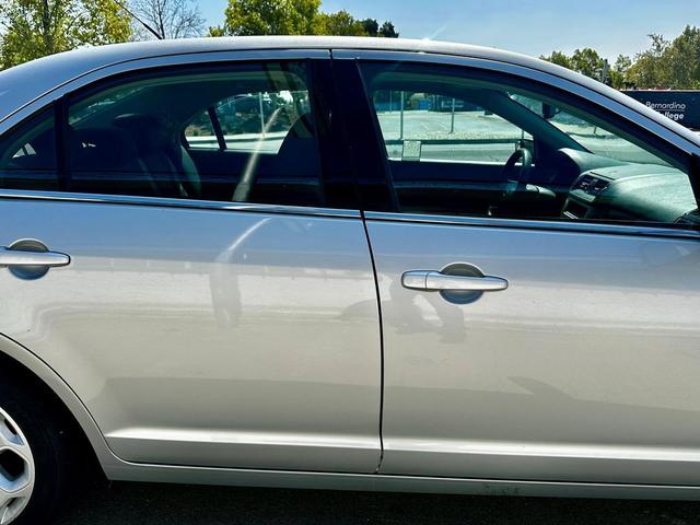 Photo of 2010 SILVER Ford Fusion