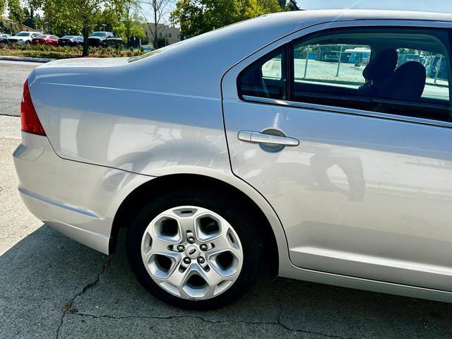 Photo of 2010 SILVER Ford Fusion