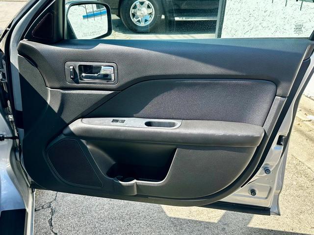 Photo of 2010 SILVER Ford Fusion