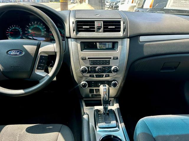 Photo of 2010 SILVER Ford Fusion