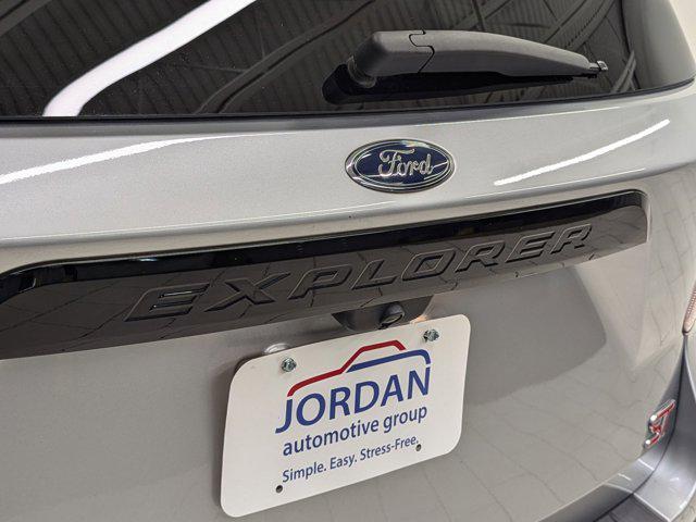 Photo of 2020 Iconic Silver Metallic Ford Explorer
