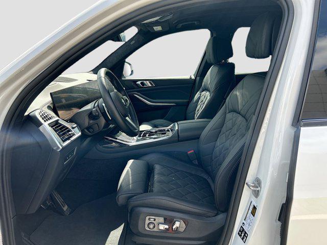 Photo of 2025 Mineral White Metallic BMW X7