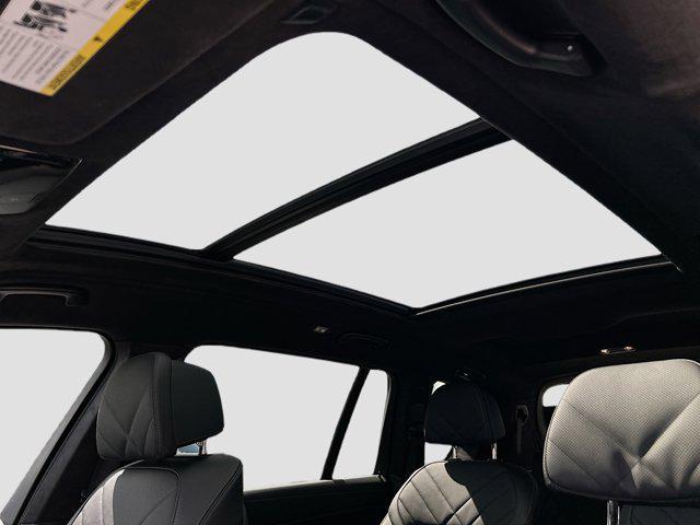 Photo of 2025 Mineral White Metallic BMW X7