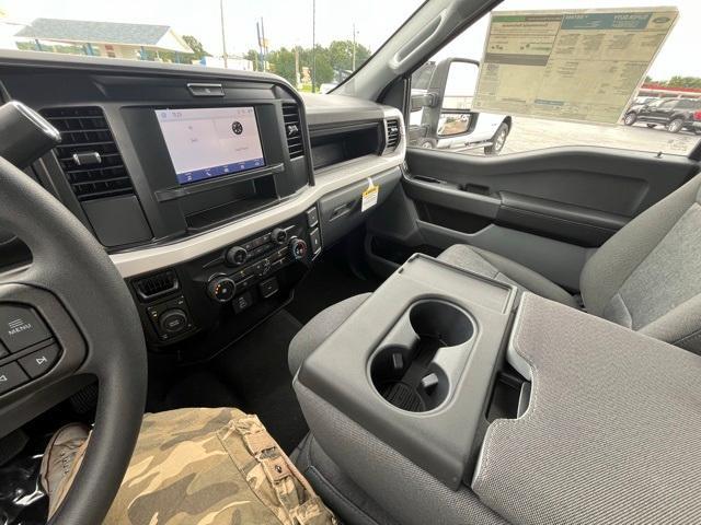 Photo of 2025 Oxford White Ford F-250