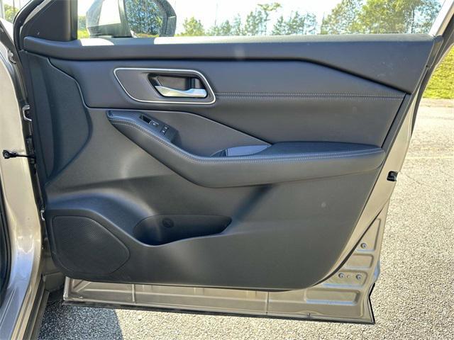 Photo of 2024 Champagne Silver Metallic Nissan Rogue