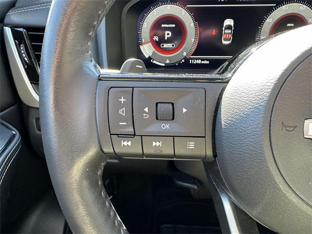 Photo of 2024 Champagne Silver Metallic Nissan Rogue