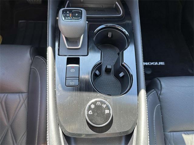 Photo of 2024 Champagne Silver Metallic Nissan Rogue