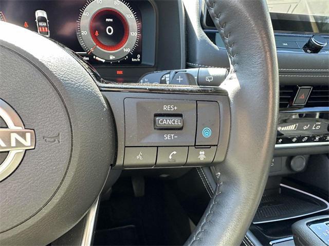 Photo of 2024 Champagne Silver Metallic Nissan Rogue