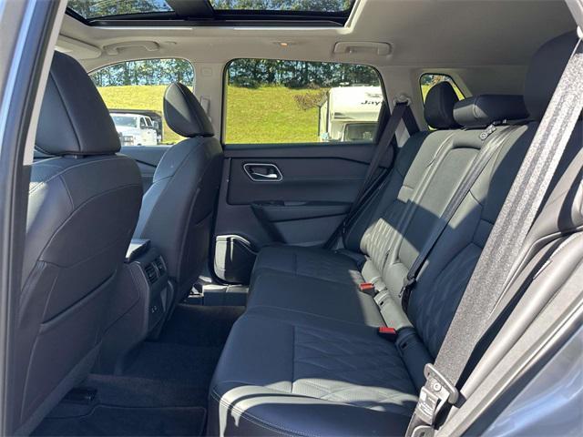 Photo of 2024 Champagne Silver Metallic Nissan Rogue