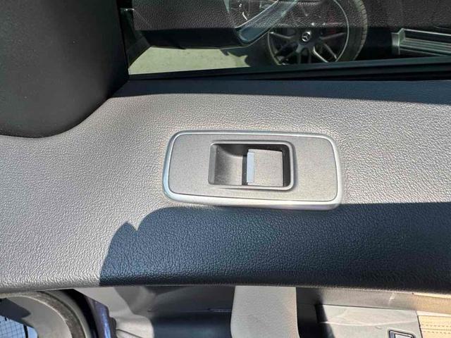 Photo of 2018 Loire Blue Jaguar F-PACE