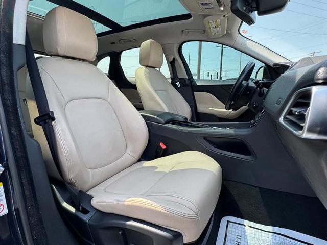 Photo of 2018 Loire Blue Jaguar F-PACE