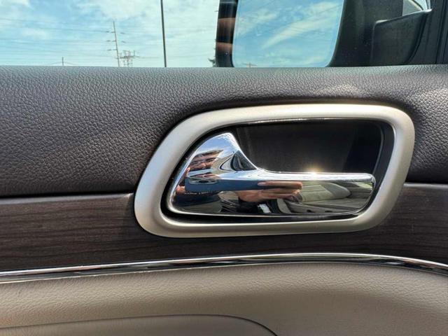 Photo of 2017 Luxury Brown Pearlcoat Jeep Grand Cherokee